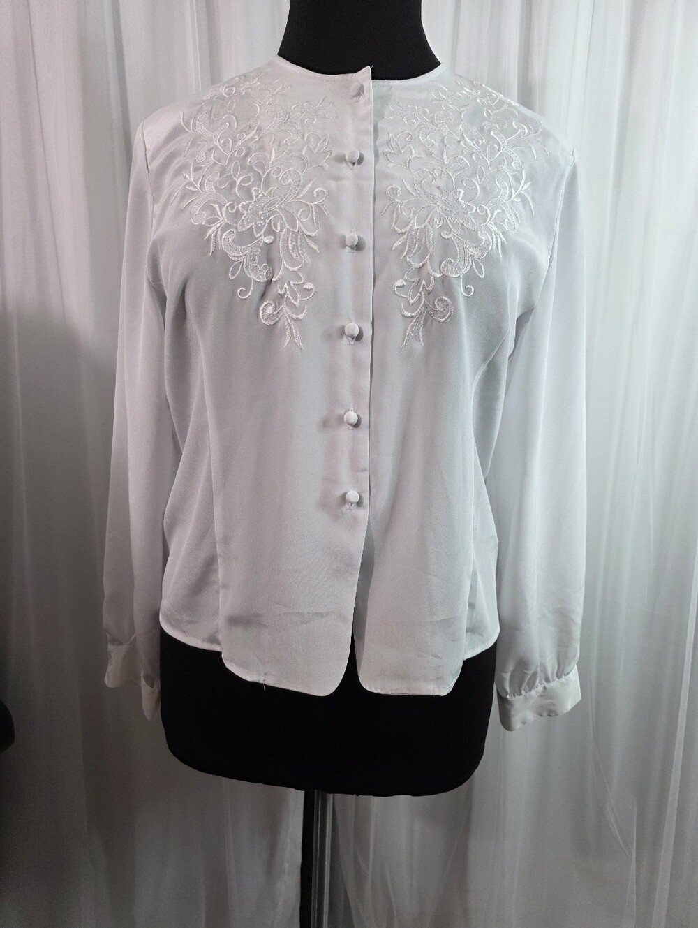 JACLYN SMITH, White Floral Embroidered Button-Front Blouse